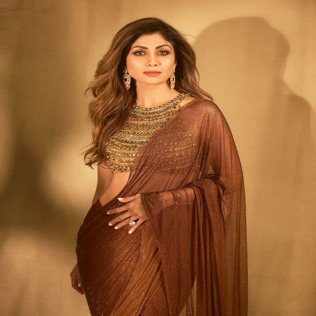 सोशल मीडियावरून देखील अभिनेत्री फिटनेस टिप्स देत असते. सोशल मीडियावर शिल्पा कायम सक्रिय असते. चाहत्यांच्या संपर्कात राहण्यासाठी शिल्पा कायम स्वतःचे फोटो आणि व्हिडीओ सोशल मीडियावर पोस्ट करत असते.