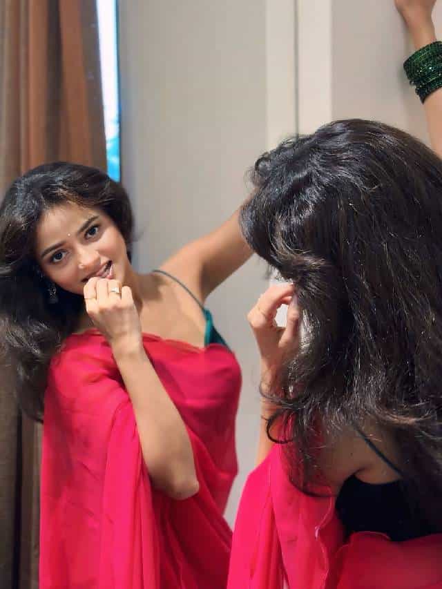 गुलाबी साडीत शिवालीचा कातिलाना अंदाज, सौंदर्य पाहून...