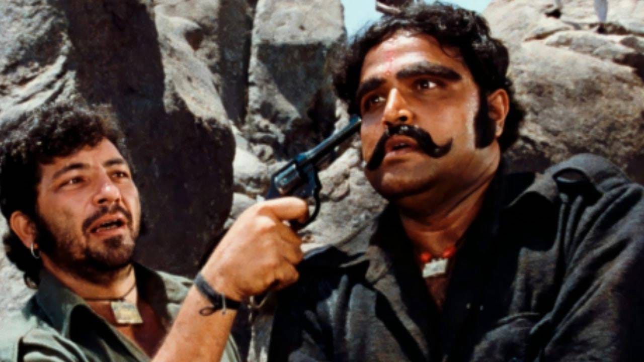 चित्रपटात जेलरची भूमिका साकारणारे असरानी यांनी एका मुलाखतीत ‘शोले’च्या सुरुवातीच्या दिवसांची आठवण सांगितली होती. त्यांच्या म्हणण्यानुसार, ते जुहू येथील एका थिएटरमध्ये दुपारी तीन वाजताचा शो पाहण्यासाठी गेले असता थिएटर जवळपास रिकामे होते. दुसऱ्या दिवशी देखील तीच परिस्थिती होती. त्यामुळे कलाकारांमध्येही चित्रपट का चालत नाही, याबाबत चर्चा सुरू झाली होती.