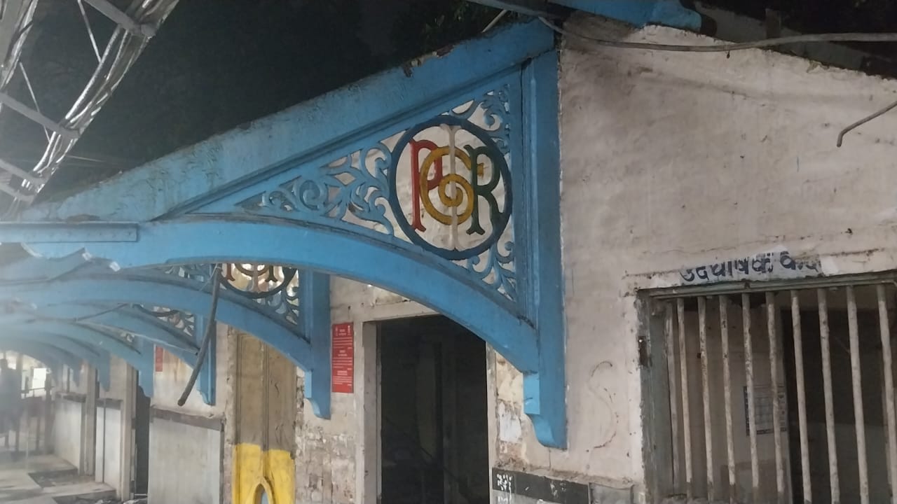  या शीव स्थानकातील १८७३ मध्ये बांधलेली स्टेशन इमारत काल पाडायला सुरुवात झाली आहे. या इमारतीचे छत आणि भिंत यांना जोडणाऱ्या सांध्यावर लोखंड आणि लाकडी फ्रेममध्ये ग्रेट इंडियन पेनिनसुला रेल्वे कंपनीचे 'GIPR' हे आद्याक्षरे १५३ वर्षांनंतरही अजूनही शाबूत आहेत. 