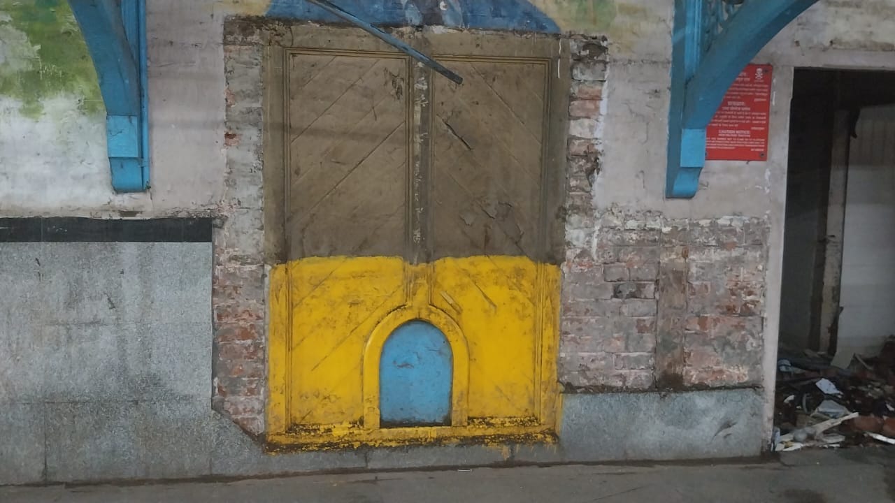  शीव गावातील रहिवाशांनी अखेर ग्रेट इंडियन पेनिनसुला रेल्वे कंपनीकडे सन १८७२ - ७३ दरम्यान पिटीशन दाखल करुन स्थानक उभारण्याची मागणी  केली. त्यानंतर ३ नोव्हेंबर १८७३ रोजी शीव ( सायन ) स्थानकांचे उद्घाटन झाले. या जुन्या स्टेशन इमारतीचे स्ट्रक्चर आजही उन्हाळे पावसाळे झेलत दिमाखात उभे होते. परंतू आता स्थानक पुनर्विकासात या इमारतीवर शनिवारी पहिला हातोडा पडला.