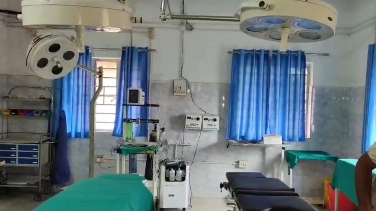 उंदराला पकडण्याच्या नादात साप थेट ऑपरेशन थिएटरमध्ये पोहोचला. ज्यानंतर एकच खळबळ उडाली. धनबाद जिल्हातील तोपचांची येथील आरोग्य केंद्रात ही धक्कादायक घटना घडली.