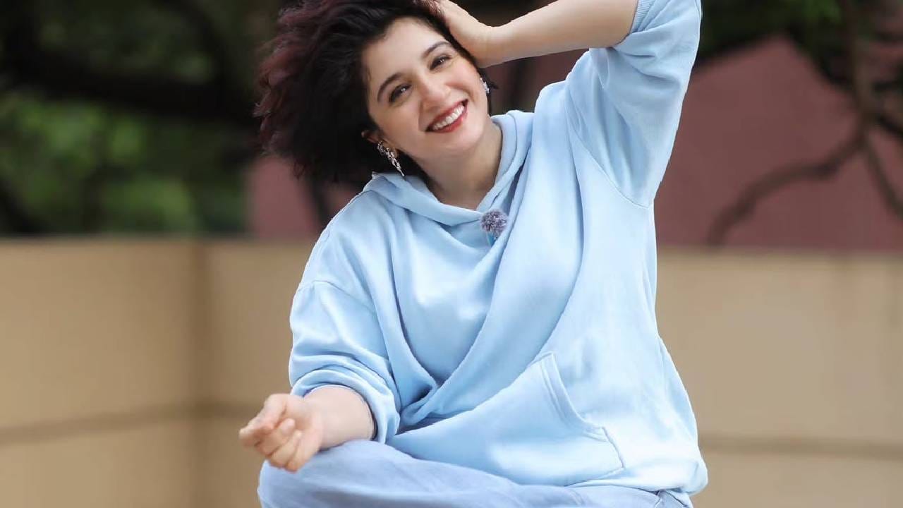 तिने हे फोटो पोस्ट करताना त्यांना 'रूप सुहाना तब और लगता है… जब दिल भी खुश हो…' असे कॅप्शन दिलं आहे. त्या या कॅप्शनने चाहत्यांचे लक्ष वेधले आहे.