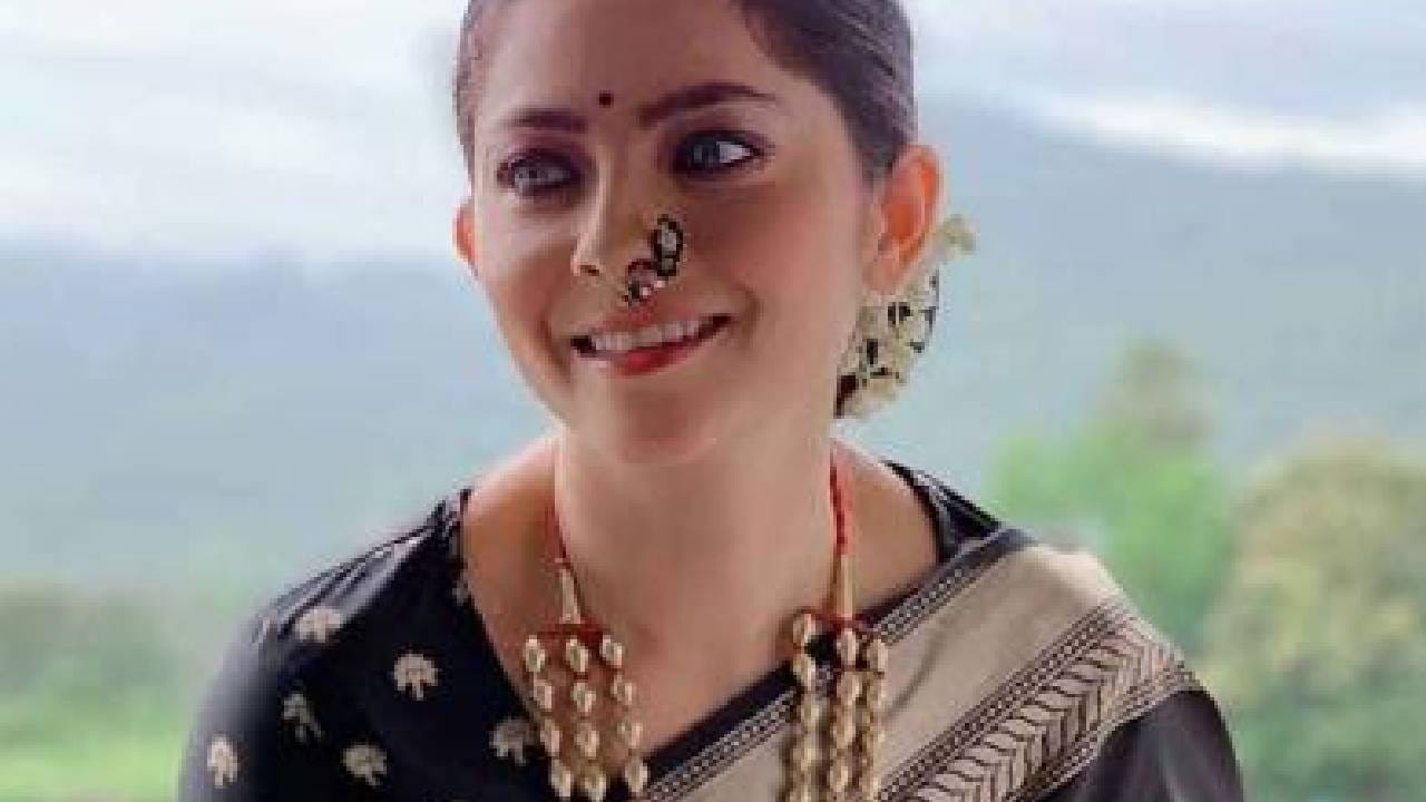 सोनाली कुलकर्णीने 2007 मध्ये प्रदर्शित झालेल्या ‘बकुळा नामदेव घोटाळे’ या सिनेमातून मराठी चित्रपटसृष्टीत पदार्पण केलं. केदार शिंदे दिग्दर्शित हा विनोदी सिनेमा त्यावेळी प्रेक्षकांच्या चांगलाच पसंतीस उतरला होता. या चित्रपटात सोनालीने भरत जाधव आणि सिद्धार्थ जाधव यांच्यासोबत स्क्रीन शेअर केली होती.