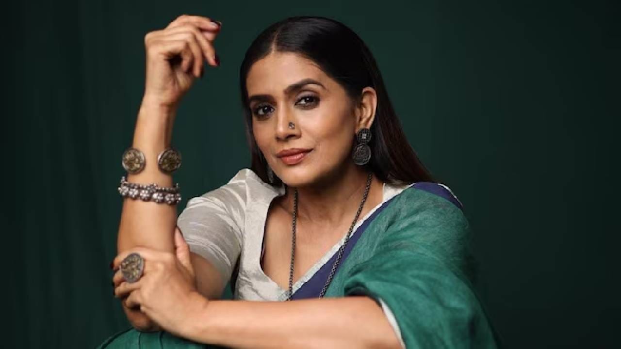 आता सोनालीने या भूमिकेबाबत आणि ती स्वीकारण्यामागच्या कारणाबाबत खुलासा केला आहे. ‘स्क्रीन स्पॉटलाइट’ला दिलेल्या मुलाखतीत सोनालीने सांगितलं की, 'भारत'मध्ये सलमान खानच्या आईची भूमिका करण्यासाठी ती सुरुवातीला तयार नव्हती. कास्टिंगच्या वेळी तिने ही भूमिका आपण करू शकत नसल्याचं स्पष्टपणे सांगितलं होतं.