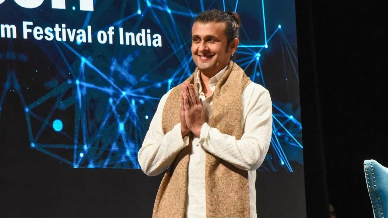 मुंबई व्यतिरिक्त सोनू निगमचे दुबईमध्येही एक आलिशान घर आहे. त्याची किंमत 25 कोटी रुपये असल्याचा अंदाज आहे. रिपोर्टनुसार, या गायकाची एकूण संपत्ती 350 ते 400 कोटी रुपयांच्या दरम्यान असल्याचे मानलं जातं. पार्श्वगायना व्यतिरिक्त, सोनू निगमने लाईव्ह कॉन्सर्ट, टीव्ही शो आणि रिॲलिटी शोमध्ये परीक्षक म्हणून काम केले आहे, तसेच तो ब्रँड एंडोर्समेंटमधूनही भरपूर पैसे कमावतो.