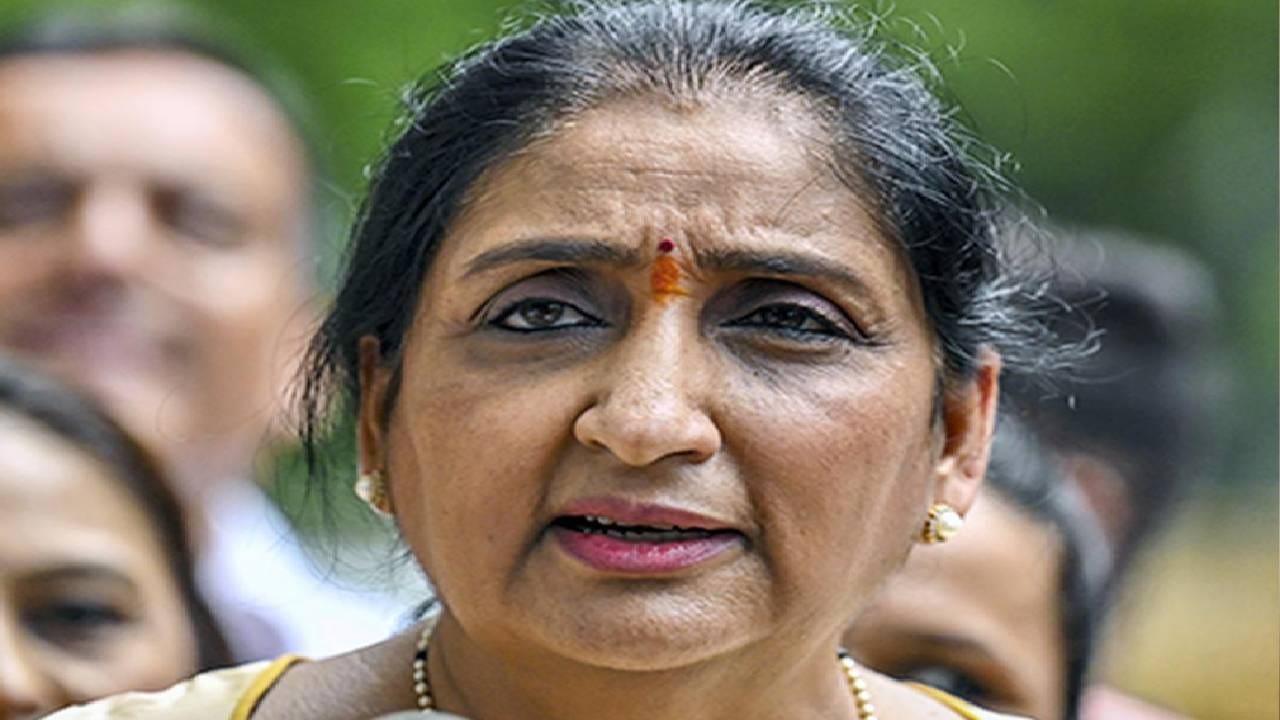 Sunetra Pawar : 'गुंगी गुडिया' हिणवणाऱ्यांना सुनेत्रा पवारांनी दाखवून दिलं, भाजपचा शब्द डावलून घेतला मोठा निर्णय Sunetra Pawar : 'गुंगी गुडिया' हिणवणाऱ्यांना सुनेत्रा पवारांनी दाखवून दिलं, भाजपचा शब्द डावलून घेतला मोठा निर्णय