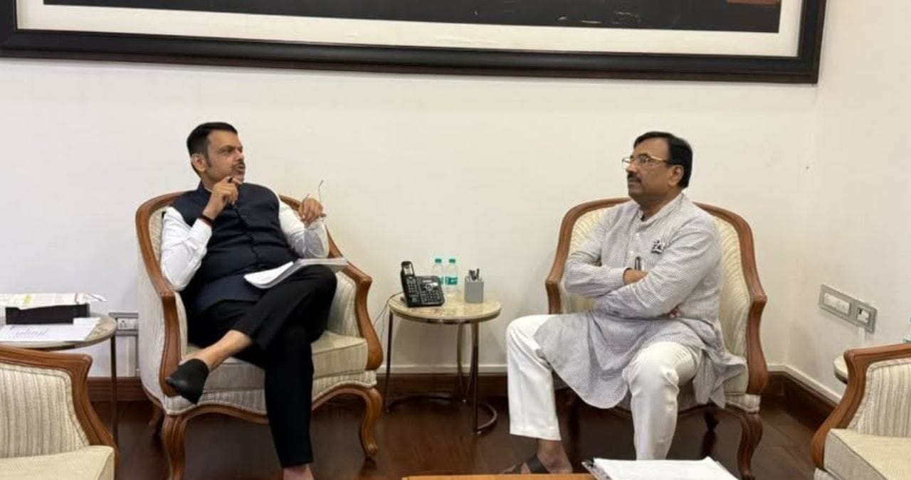 राज्यात घडामोडींना वेग! मध्यरात्री शिंदे यांच्यानंतर मुनगंटीवारही मुख्यमंत्र्यांच्या निवास्थानी, नेमकं कारण काय? राज्यात घडामोडींना वेग! मध्यरात्री शिंदे यांच्यानंतर मुनगंटीवारही मुख्यमंत्र्यांच्या निवास्थानी, नेमकं कारण काय?