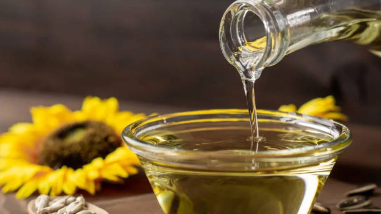 सूर्यफूल तेल: सूर्यफूल तेलामध्ये मोनोअनसॅचुरेटेड फॅटचे प्रमाण जास्त असते आणि सॅचुरेटेड फॅटचं प्रमाण जास्त असलेल्या तेलांपेक्षा हा एक चांगला पर्याय असू शकतो. सॅचुरेटेड फॅट असलेल्या तेलांऐवजी सूर्यफूल तेलाचा वापर केल्याने वाईट कोलेस्ट्रॉल आणि ट्रायग्लिसराइड्स कमी होण्यास मदत होऊ शकते. 