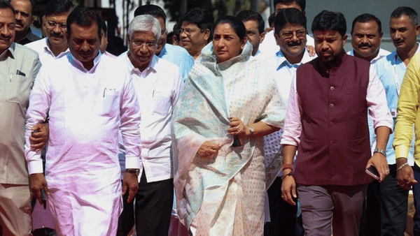 राष्ट्रावादीतील हालचाली वाढल्या ! लवकरच होणार मोठा फेरबदल, पुढे काय घडणार ?