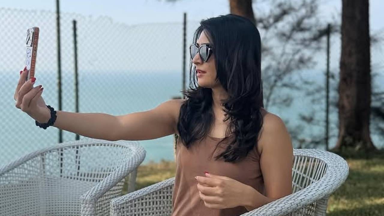 त्यानंतर तिने आरोग्य आणि फिटनेसकडे अधिक लक्ष देण्यास सुरुवात केली. मात्र, त्यासाठी तिने जिम किंवा कठोर डाएटचा मार्ग निवडला नाही. राधिकाच्या फिटनेस रूटीनमध्ये डान्स, योग आणि चालणे या तीन गोष्टी महत्त्वाच्या आहेत.