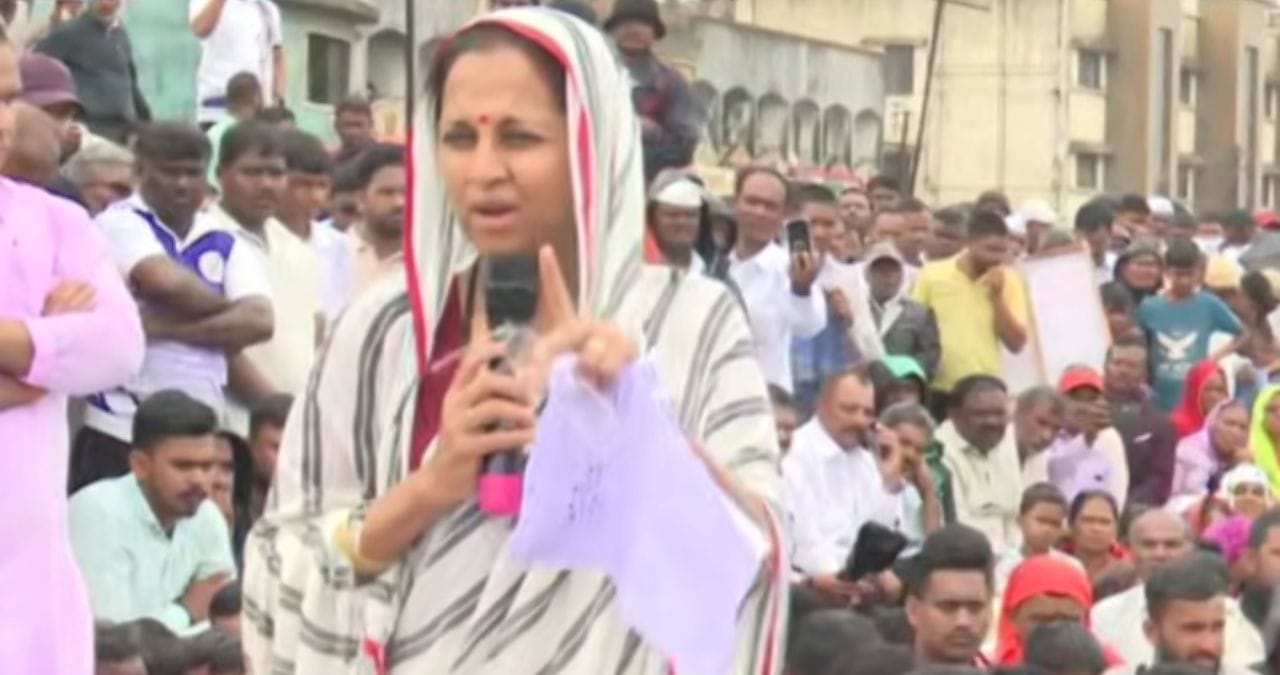 ...म्हणून मुख्यमंत्र्यांनी शब्द दिला पाहिजे; प्रकल्प रद्द करण्यासाठी सुप्रिया सुळेंचं भर पावसात भाषण, VIDEO ...म्हणून मुख्यमंत्र्यांनी शब्द दिला पाहिजे; प्रकल्प रद्द करण्यासाठी सुप्रिया सुळेंचं भर पावसात भाषण, VIDEO