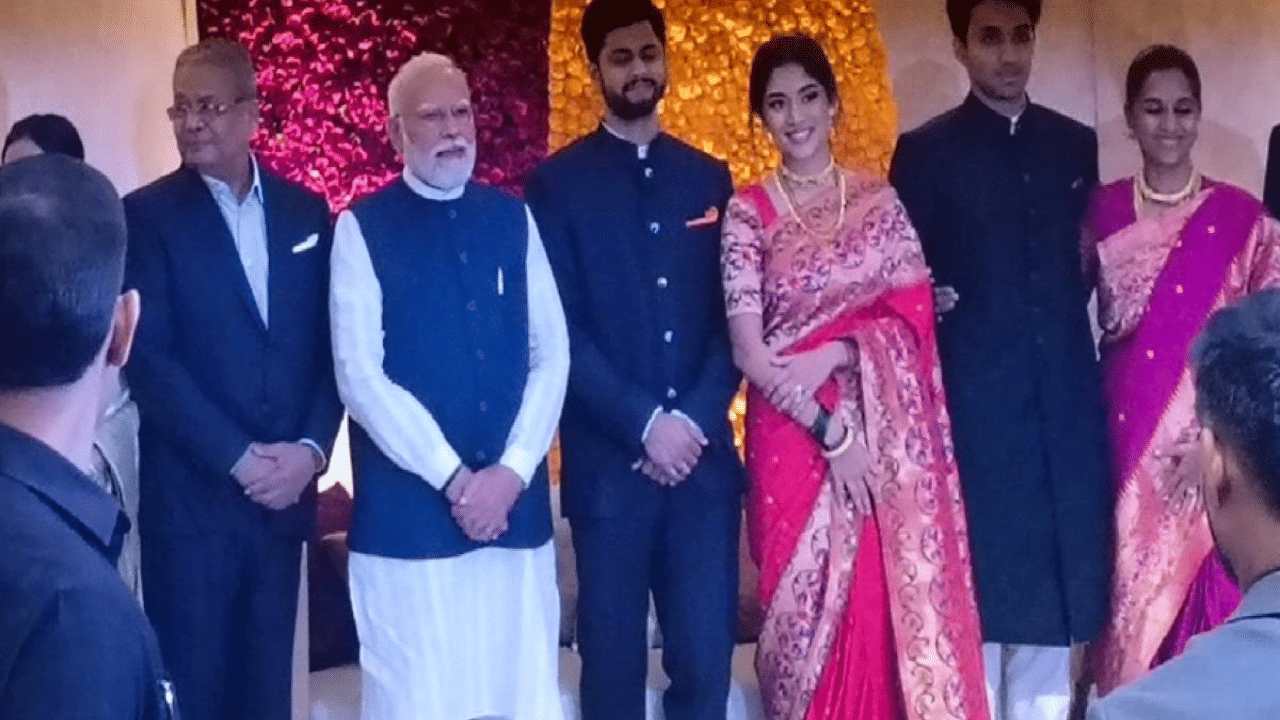 विशेष म्हणजे ज्यावेळी राहुल गांधी या रिसेप्शनमध्ये होते, त्याचवेळी अमित शाह देखील पोहोचले. अमित शाह रेवती आणि सारंग यांना शुभेच्छा देण्यासाठी मंचावर पोहोचले, त्यावेळी राहुल गांधी तिथेच खाली होते. दिवसभर मोठ्या राजकीय नेत्यांनी या रिसेप्शनला हजेरी लावली. सुप्रिया सुळे आलेल्या पाहुण्यांचे स्वागत करताना फोटोंमध्ये दिसत आहे.