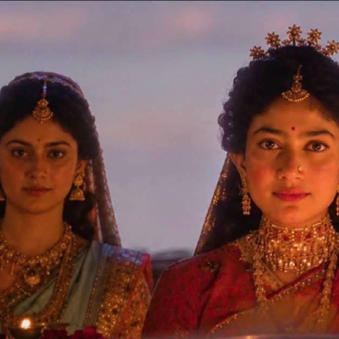 नितेश तिवारी दिग्दर्शित 'रामायण' या बहुचर्चित चित्रपटाचा ट्रेलर नुकताच प्रदर्शित झाला. या ट्रेलरमधील प्रत्येक भूमिकेनं प्रेक्षकांचं लक्ष वेधलं आहे. मुख्य भूमिकांशिवाय चाहते हेसुद्धा जाणून घेण्यासाठी उत्सुक आहेत की, या चित्रपटात सीतेच्या बहिणीच्या भूमिकेत कोणती अभिनेत्री आहे? या अभिनेत्रीने सीतेच्या भूमिकेतील साई पल्लवीलाही मागे टाकलं आहे. तिच्याविषयी जाणून घेण्यासाठी प्रेक्षकांमध्ये प्रचंड कुतूहल निर्माण झालं आहे.