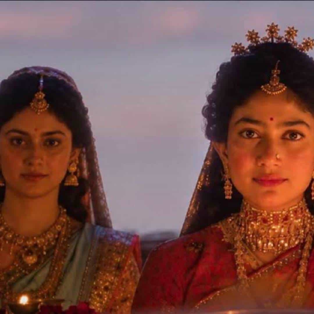 नितेश तिवारी दिग्दर्शित 'रामायण' या बहुचर्चित चित्रपटाचा ट्रेलर नुकताच प्रदर्शित झाला. या ट्रेलरमधील प्रत्येक भूमिकेनं प्रेक्षकांचं लक्ष वेधलं आहे. मुख्य भूमिकांशिवाय चाहते हेसुद्धा जाणून घेण्यासाठी उत्सुक आहेत की, या चित्रपटात सीतेच्या बहिणीच्या भूमिकेत कोणती अभिनेत्री आहे? या अभिनेत्रीने सीतेच्या भूमिकेतील साई पल्लवीलाही मागे टाकलं आहे. तिच्याविषयी जाणून घेण्यासाठी प्रेक्षकांमध्ये प्रचंड कुतूहल निर्माण झालं आहे.