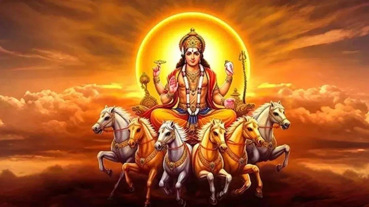Surya Nakshatra Parivartan 2026: आज सूर्यदेव आश्लेषा नक्षत्रात प्रवेश करतील. या नक्षत्राचे स्वामी बुध देव आहेत. या नक्षत्रात सूर्य 17 ऑगस्टपर्यंत राहतील आणि त्यानंतर ते मघा नक्षत्रात प्रवेश करतील. ज्योतिष शास्त्रानुसार सूर्यदेवांचे नक्षत्र परिवर्तन अत्यंत महत्त्वाचे मानले जाते, कारण सूर्याला आत्मा, मान-सन्मान आणि यशाचा कारक मानले जाते. तर बुध ग्रह बुद्धिमत्ता, तर्कशक्ती आणि व्यापाराचे प्रतिनिधित्व करतो. जेव्हा आत्म्याचे कारक सूर्य ग्रह बुद्धीचे कारक बुध यांच्या नक्षत्रात प्रवेश करतात, तेव्हा त्याचा थेट परिणाम व्यक्तींच्या आर्थिक स्थितीवर, संवादशैलीवर आणि कार्यक्षमतेवर होतो.