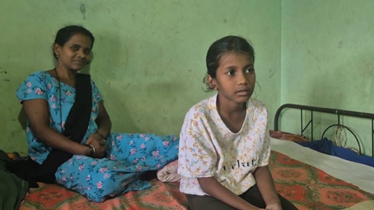 ‘आईला सोडायचं नाही, एवढंच मनात होतं. मी पूर्ण ताकदीने आईला बाहेर ओढलं,’ असा थरारक अनुभव स्वर्णीने सांगितला. अखेर स्वर्णीच्या प्रयत्नांना यश आले आणि नंदिनी पवार यांची मगरीच्या तावडीतून सुटका झाली. मात्र, या हल्ल्यात नंदिनी पवार जखमी झाल्या असून त्यांच्यावर कामथे रुग्णालयात उपचार सुरू आहेत.