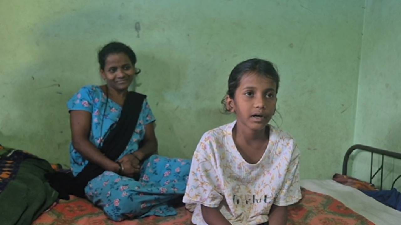 चिपळूण तालुक्यातील वालोपे गणेशवाडी येथे वाशिष्ठी नदीपात्रात मगरीने महिलेवर हल्ला केल्याची थरारक घटना घडली. या घटनेत आईवर मगरीने हल्ला केल्यानंतर अवघ्या १० वर्षांच्या मुलीने प्रसंगावधान राखत आईला मगरीच्या तावडीतून बाहेर खेचले. स्वर्णी पवार या चिमुकलीने दाखवलेल्या धाडसामुळे तिच्या आईचा जीव वाचला असून, परिसरात तिच्या शौर्याची जोरदार चर्चा सुरू आहे.