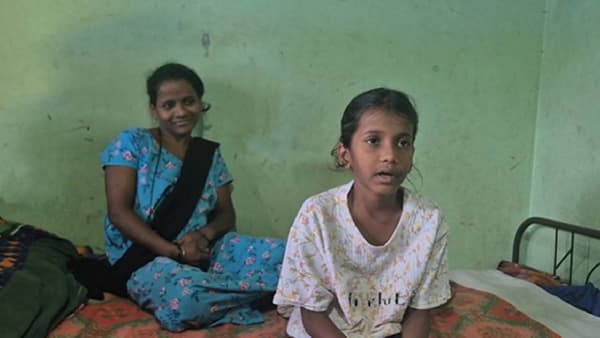 चिपळूण तालुक्यातील वालोपे गणेशवाडी येथे वाशिष्ठी नदीपात्रात मगरीने महिलेवर हल्ला केल्याची थरारक घटना घडली. या घटनेत आईवर मगरीने हल्ला केल्यानंतर अवघ्या १० वर्षांच्या मुलीने प्रसंगावधान राखत आईला मगरीच्या तावडीतून बाहेर खेचले. स्वर्णी पवार या चिमुकलीने दाखवलेल्या धाडसामुळे तिच्या आईचा जीव वाचला असून, परिसरात तिच्या शौर्याची जोरदार चर्चा सुरू आहे.