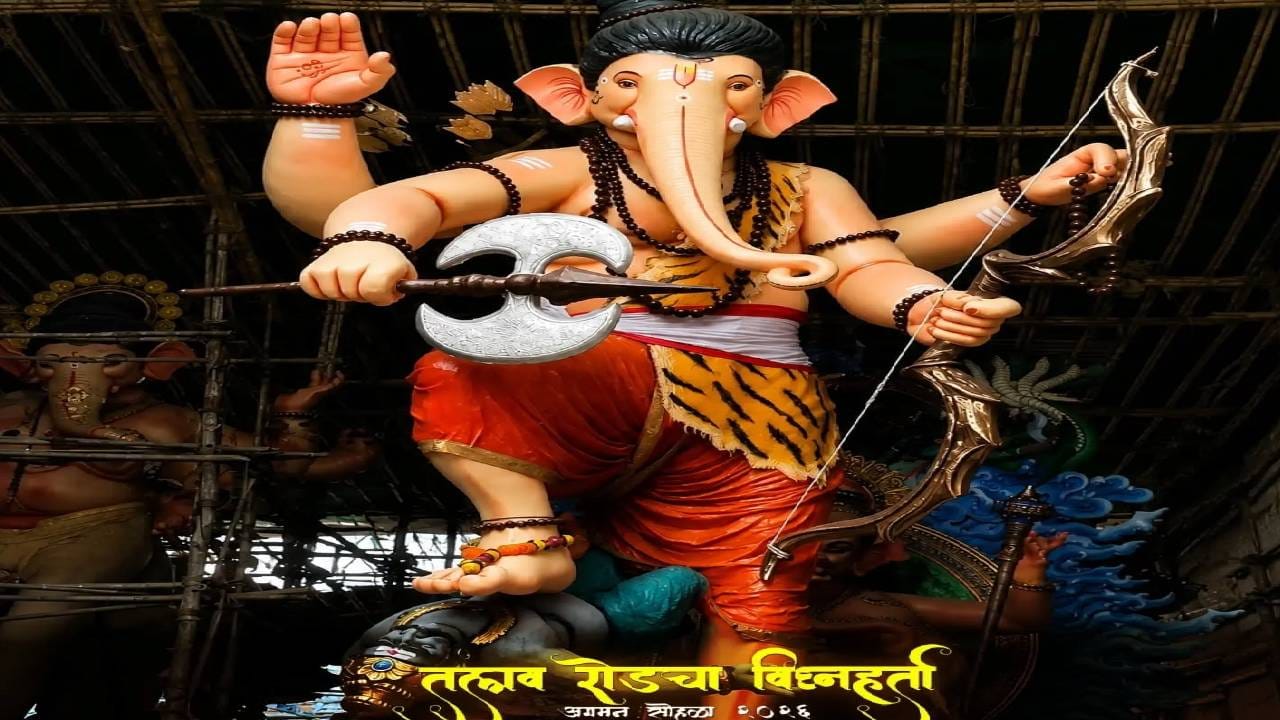 गणरायाच्या आगमनासाठी राज्याच्या विविध भागांतून आलेले भाविक या सोहळ्यात तल्लीन झाले होते. कुठे ढोल-ताशांचा कडकडाट, कुठे भक्तिगीतांचा स्वर, तर कुठे बाप्पाच्या जयघोषाने संपूर्ण लालबाग-परळ परिसर भारावून गेला होता. ( Photo Credit : Facebook- utsav_official_mumbai)  