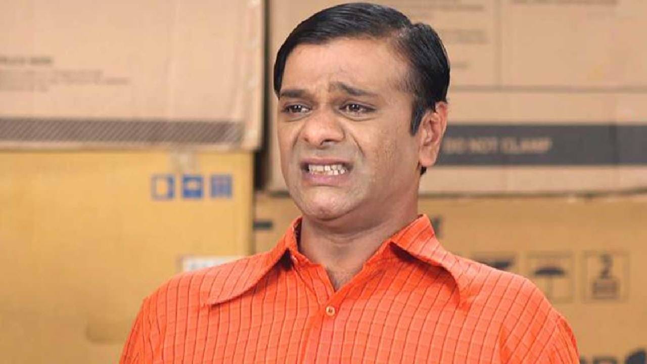 "जेठालालची भूमिका साकारणारे दिलीप जोशी हे सेटवरील सर्वांत ज्येष्ठ अभिनेते आहेत. सेटवर एक अशी मर्यादा असते, जी कोणताही कलाकार ओलांडत नाही. ज्येष्ठ कलाकारांसोबतचे विनोद त्या मर्यादेतच ठेवले जातात. आम्ही इतर कमी वयाच्या कलाकारांमध्ये खूप मजा-मस्ती सुरू असते", असंही तन्मयने सांगितलं आहे. 