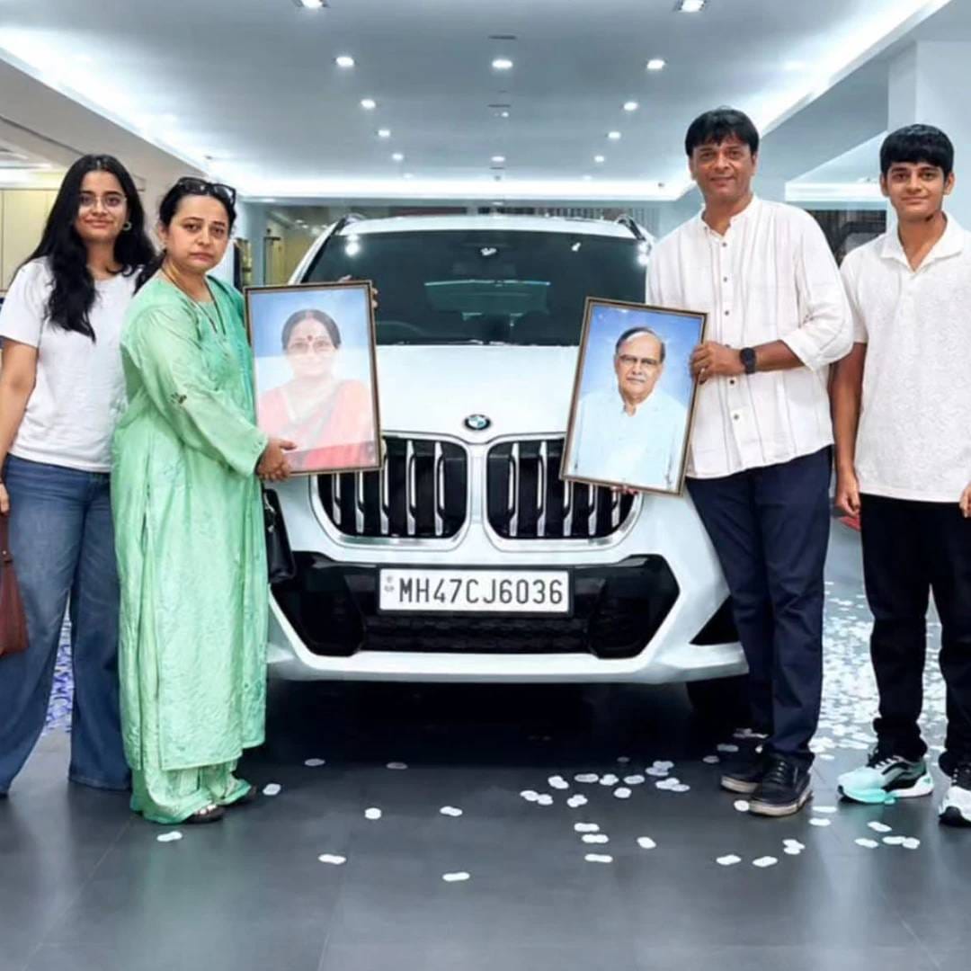 तन्मय त्याची पत्नी आणि दोन मुलांसोबत ही गाडी खरेदी करायला गेला होता. यावेळी सर्वांच्या चेहऱ्यावरील आनंद स्पष्ट झळकत होता. तन्मय आणि त्याच्या कुटुंबीयांनी नवीन गाडीसोबत फोटोसुद्धा काढले. हे फोटो सोशल मीडियावर व्हायरल होताच चाहत्यांनीही शुभेच्छांचा वर्षाव केला.
