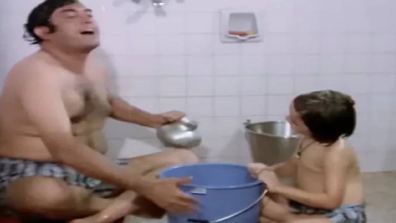 बादलीचा ढोलक म्हणून वापर, शॉवरखालील धमाल आणि आईलाही बाथरूममध्ये सहभागी करून घेतलेला आनंदी कौटुंबिक माहोल या गाण्याला अधिकच संस्मरणीय बनवतो. आजही हे गाणं अनेकजण बाथरुममध्ये गाताना दिसतात.
