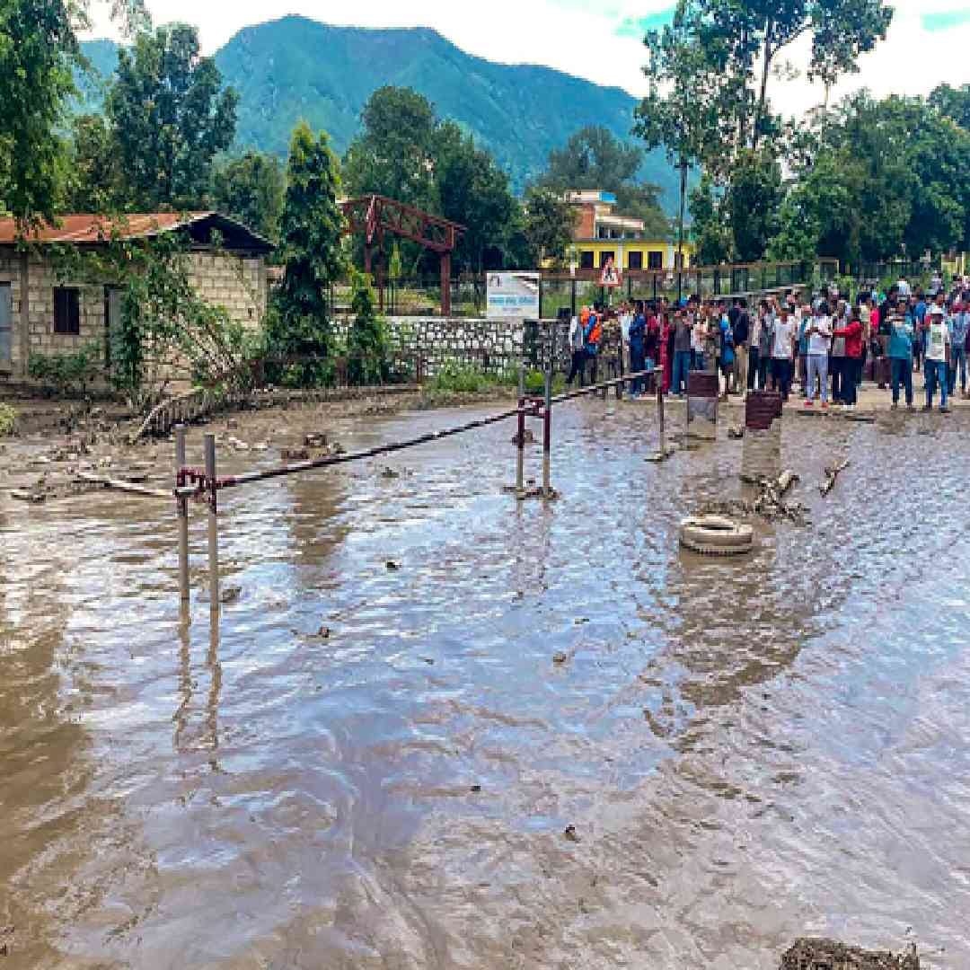 हिमस्खलनामुळे तिबेटच्या केरुंग भागात लेंडे नदीचा मार्ग रोखला गेला. त्यामुळे भोटेकोशी आणि त्रिशुली नदीत अचानक पूर आला. काठमांडू विश्वविद्यालयाचे प्रोफेसर आणि ग्लोबल वॉर्मिंगचे संशोधक रिजन भक्त कायस्थ यांनी पुरासाठी हे प्रारंभिक कारण सांगितलं आहे.