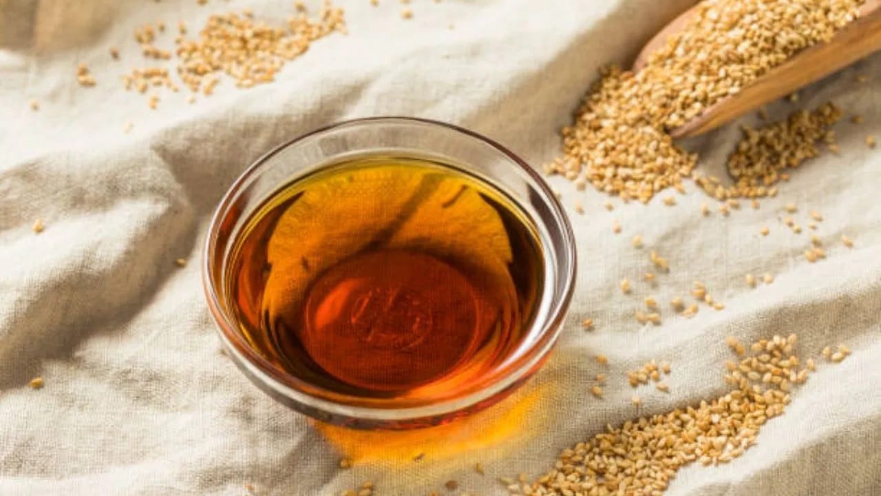 तिळाचं तेल: तिळाच्या तेलामध्ये सेसामोल आणि सेसामिनसारखे अँटीऑक्सिडंट्स असतात, जे कोलेस्ट्रॉलची पातळी चांगली राखण्यास मदत करतात. याचा वापर तळण्यासाठी किंवा ज्या पदार्थांमध्ये त्याच्या विशिष्ट चवीची आवश्यकता असते, अशा पदार्थांमध्ये केला जाऊ शकतो. 