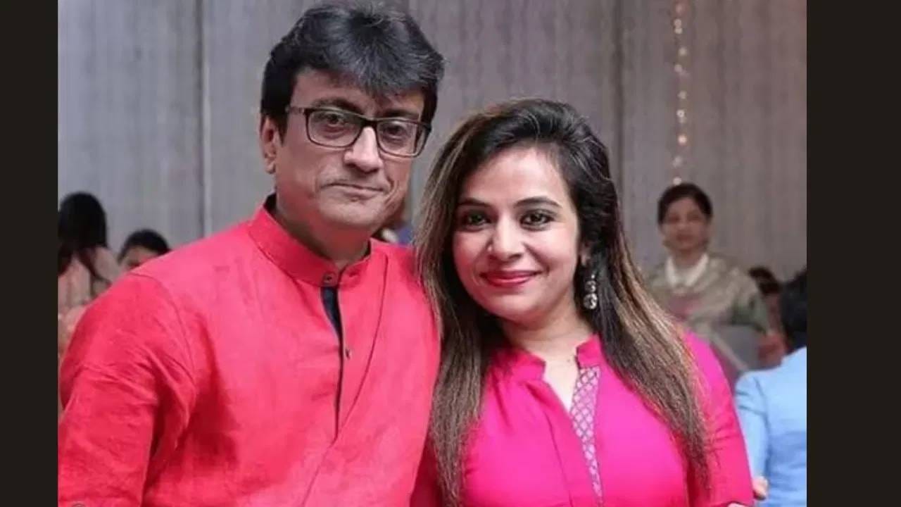 जेठालालच्या बापूजींची भूमिका करणारे अमित भट्ट, त्यांच्या पत्नीचं नाव कृती भट्ट आहे. त्या गृहिणी असून कुटुंबाची जबाबदारी सांभाळतात.