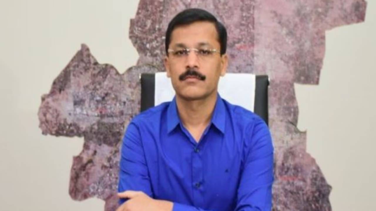 तुकाराम मुंढे यांच्या वैयक्तिक पगाराची अधिकृत माहिती सार्वजनिकरित्या उपलब्ध नसल्याने त्यांचा नेमका मासिक पगार सांगता येत नाही. मात्र, IAS अधिकाऱ्यांचा सातव्या वेतन आयोगानुसार वरिष्ठ पदांवरील अधिकाऱ्यांना मूलभूत वेतनासोबत महागाई भत्ता आणि इतर भत्ते मिळतात. हे सर्व मिळून त्यांचा पगार हा दोन ते अडीच लाखांमध्ये असू शकतो असे सांगितले जाते. 