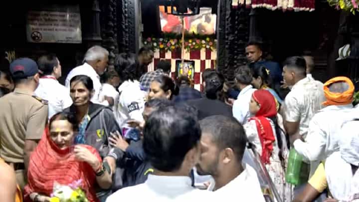 Nashik | तिसरा श्रावणी सोमवार अन् त्र्यंबकेश्वरमध्ये भक्तीचा सागर! मध्यरात्रीपासून भाविकांची तुफान गर्दी Nashik | तिसरा श्रावणी सोमवार अन् त्र्यंबकेश्वरमध्ये भक्तीचा सागर! मध्यरात्रीपासून भाविकांची तुफान गर्दी