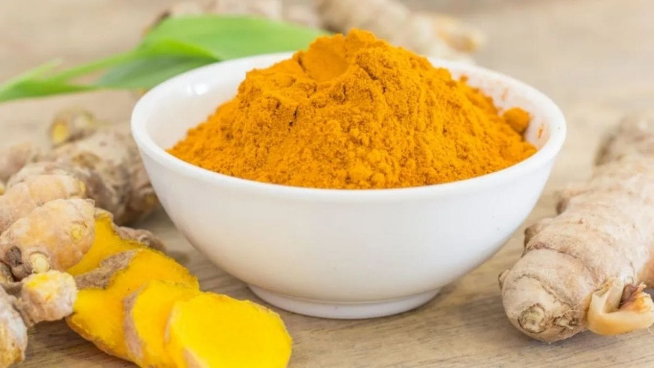 हळद - हळद पावडर मसाल्यात करक्युमिन लिव्हरची सूज कमी करण्यास मदत करते. आणि लिव्हरला डॅमेजपासून वाचवते.