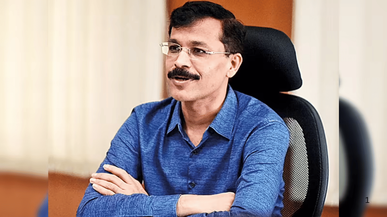 महाराष्ट्राच्या अन्न व औषध प्रशासनाचे आयुक्त तुकाराम मुंढे हे सध्या चर्चेचा विषय बनले आहेत. गेल्या काही दिवसांत त्यांनी राज्यभरात विकल्या जाणाऱ्या भेसळयुक्त पदार्थांवर एकामागोमाग कारवाई केली.