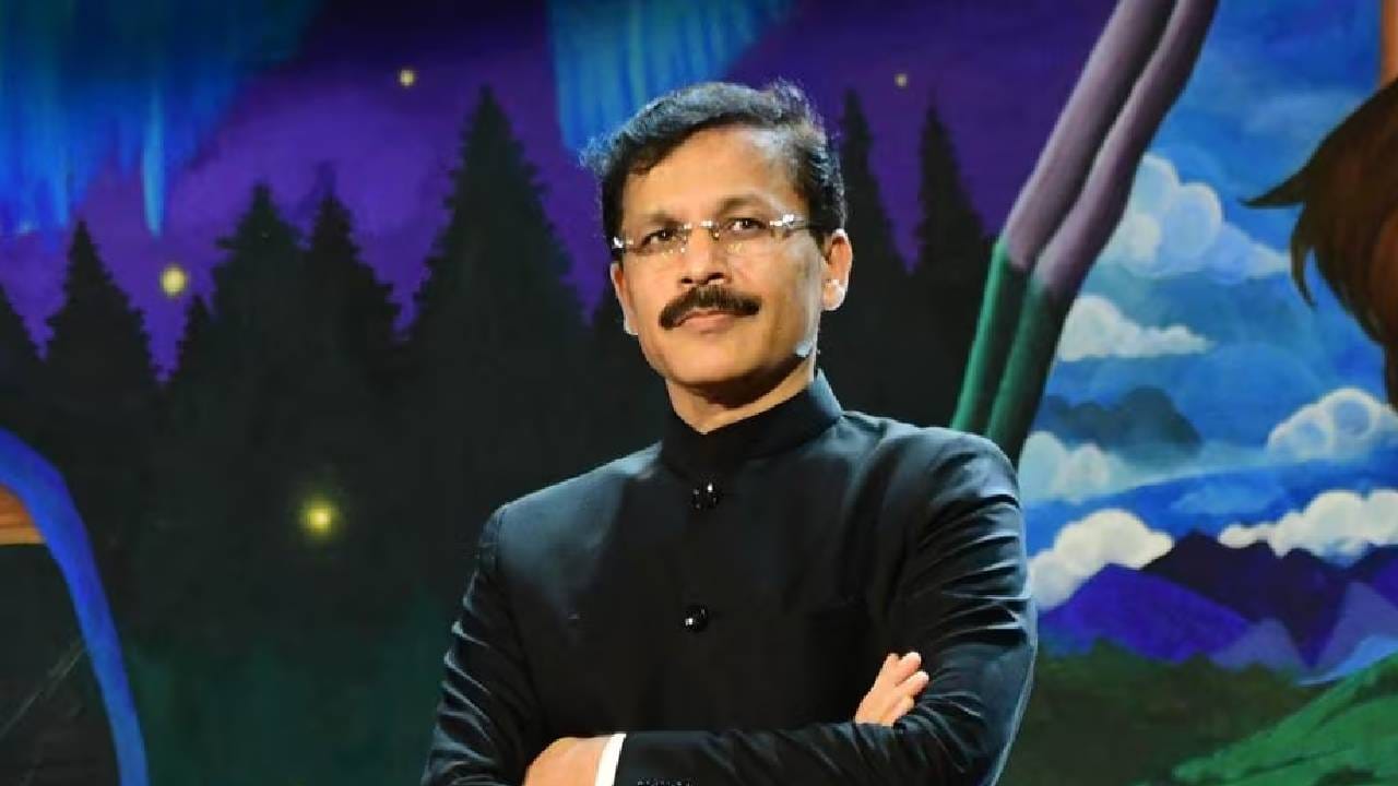 बीड जिल्ह्यातील ग्रामीण भागातून आलेल्या तुकाराम मुंढेंनी कठोर परिश्रमाच्या जोरावर UPSC परीक्षेत यश मिळवलं. त्यानंतर महाराष्ट्रातील विविध महत्त्वाच्या पदांवर काम करताना त्यांच्या निर्णयक्षमतेची आणि कामाच्या वेगाची जोरदार चर्चा झाली. 
