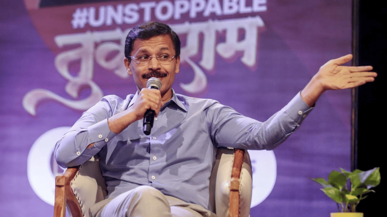 काल अशाच एका कार्यक्रमात मुंढेनी आपली उपस्थिती दर्शवली होती. या कार्यक्रमातील अनेक फोटो आणि व्हिडिओ सोशल मीडियावर व्हायरल झाले.