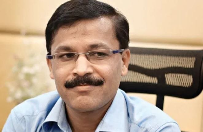 आयएएस अधिकारी तुकाराम मुंढे हे फक्त महाराष्ट्रात नव्हे तर संपूर्ण देशात प्रसिद्ध आहेत. नियमांचे काटेकोर पालन करणारा, कर्तव्यदक्ष अधिकारी म्हणून त्यांची ख्याती आहे. अन्न व औषद प्रशासन विभागाचे आयुक्त झाल्यानंतर त्यांनी भेसळयुक्त खाद्यपदार्थांवर कारवाई सुरू केली आहे. 