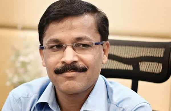 आयएएस अधिकारी तुकाराम मुंढे हे फक्त महाराष्ट्रात नव्हे तर संपूर्ण देशात प्रसिद्ध आहेत. नियमांचे काटेकोर पालन करणारा, कर्तव्यदक्ष अधिकारी म्हणून त्यांची ख्याती आहे. अन्न व औषद प्रशासन विभागाचे आयुक्त झाल्यानंतर त्यांनी भेसळयुक्त खाद्यपदार्थांवर कारवाई सुरू केली आहे.