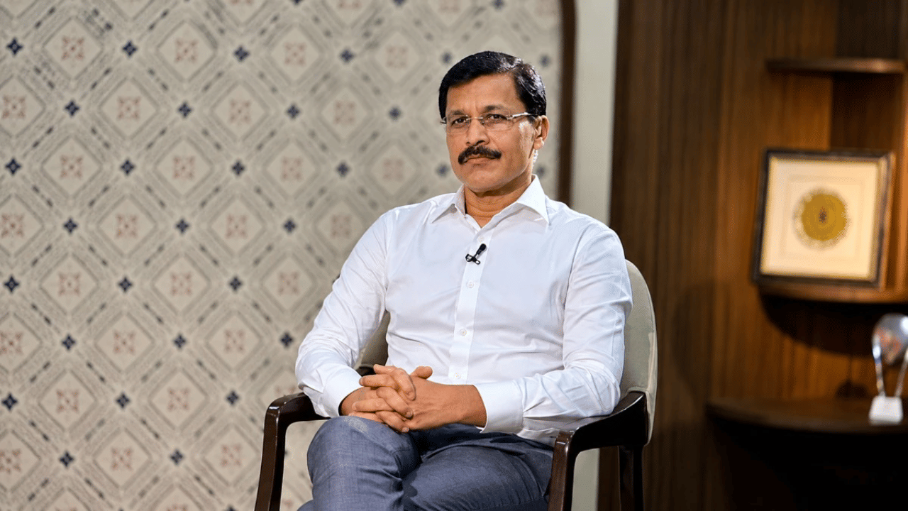 आता नुकतीच पुण्यात तुकाराम मुंढे यांची कवी आणि लेखक अरविंद जगताप यांनी घेतली. या मुलाखतीची आता जोरदार चर्चा सुरु आहे.