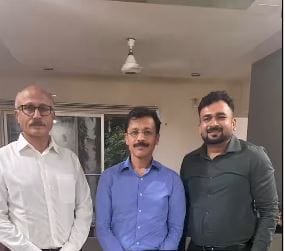 ते आज आयएएस अधिकारी आहेत. परंतु हे यश मिळवण्यासाठी मोठे बंधू अशोक मुंढे यांचे त्यांना मार्गदर्शन मिळालेले आहे. भावाचे मार्गदर्शन आणि पाठिंबा याच्या मदतीने तुकाराम मुंढे आज आयएएस अधिकारी म्हणून सर्वपरिचित आहेत.
