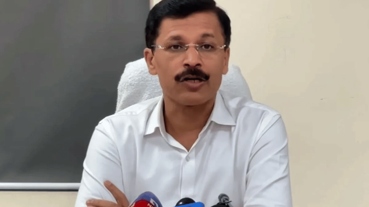 महाराष्ट्रातील अन्न व औषध प्रशासन (FDA) चे आयुक्त आणि ‘सिंगम’ म्हणून ओळखले जाणारे आयएएस अधिकारी तुकाराम मुंढे सध्या चांगलेच चर्चेत आहेत. त्यांच्या धडाकेबाज कारवाईची सध्या सर्वत्र चर्चा आहे.