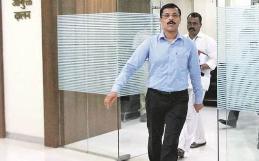 अशोक मुंढे हेदेखील एक प्रशासकीय अधिकारी राहिलेले आहेत. ते डेप्युटी कलेक्टर होते. आपल्या कार्यकाळात त्यांनीही प्रामाणिकपणे आपले कर्तव्य पार पाडले.