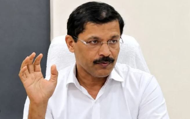 सातारा परिसरात सिगारेट विक्री, एक्सपायर्ड अन्नसाठा करण्याबाबतच्या नियमांचेही उल्लंघन झाल्याचे आढळले. हर्सूलमध्ये अस्वच्छता, तुटलेल्या फरशा, कचरा आणि तापमान नोंदींचाही अभाव आढळला.