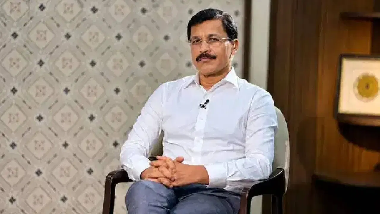 महाराष्ट्रातील अन्न व औषध प्रशासन (FDA) चे आयुक्त आणि ‘सिंगम’ म्हणून ओळखले जाणारे आयएएस अधिकारी तुकाराम मुंढे सध्या चांगलेच चर्चेत आहेत. त्यांच्या धडाकेबाज कारवाईची सध्या सर्वत्र चर्चा आहे. दरम्यान सोशल मीडियावर त्यांचे काही मीम्स व्हायरल होत आहे. या मीम्समध्ये एका काचोरी दुकानाचा उल्लेख केला आहे. जर तुकाराम मुंढे या दुकानात गेले तर राजिनामा देतील असे मजेशीर अंदाजात म्हटले आहे.
