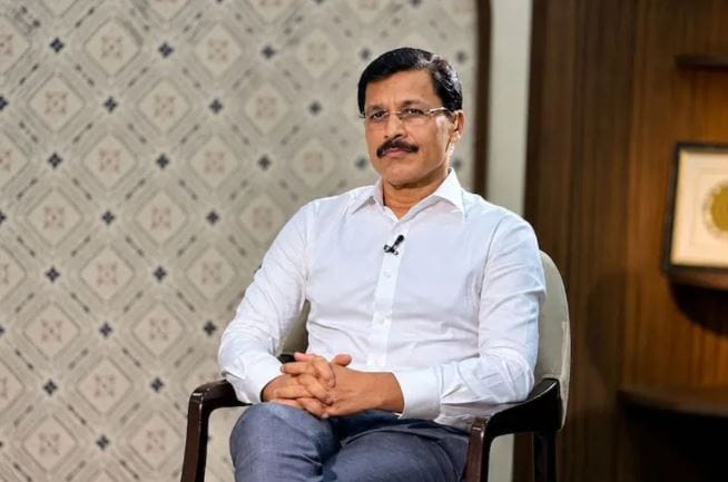 तुकाराम मुंढे हे एक धडाडीचे आयएएस अधिकारी आहे. सध्या ते महाराष्ट्रात अन्न व औषध प्रशासन विभागाचे आयुक्त असून त्यांच्या कारवायांची संपूर्ण देशात चर्चा आहे. नियमांचे उल्लंघन केल्यास ते थेट कारवाई करत आहेत.