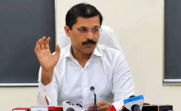 तुकाराम मुंढे यांनी लव्ह मॅरेज केलं की त्यांचं लग्न हे अरेंज मॅरेज आहे, असा प्रश्न अनेकदा विचारला जातो. याचेही उत्तर खुद्द तुकाराम मुंढे यांनीच दिले आहे. आपल्या लग्नाचा किस्सा सांगता त्यांनी हे उत्तर दिलंय.