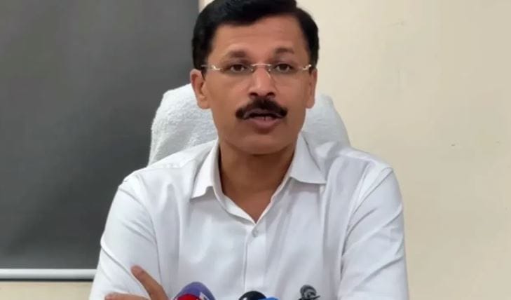 तुकाराम मुंढे यांनी अरेंज मॅरेज केलेले आहे. आमचे पहिल्या नजरेत प्रेम असे काही नव्हते; आम्ही संवाद साधत गेलो, आमचे विचार जुळत गेले. आमच्यात प्रेम वाढत गेले, असं मोकळेपाणे सांगितले आहे.