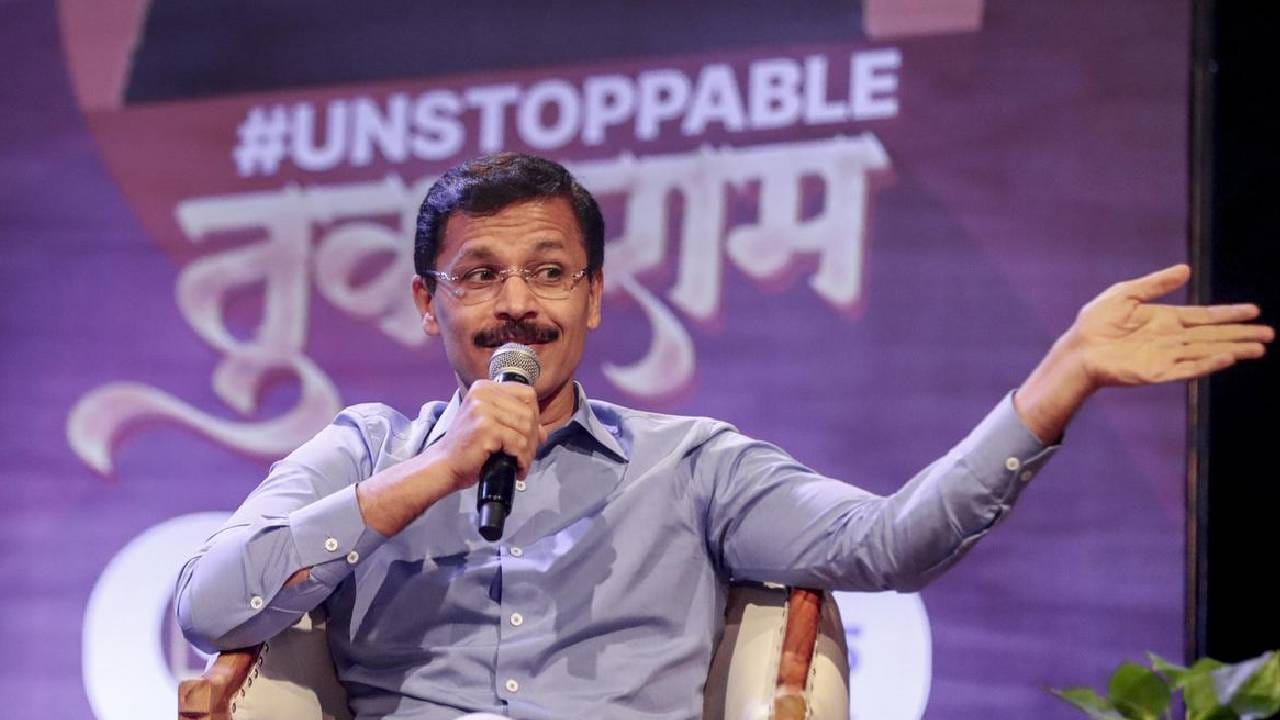 सोशल मीडियावर कोणाला फॉलो करण्यापेक्षा लोकांनी आपल्या कामाला आणि शिस्तीला फॉलो करावं, अशीच त्यांची प्रतिमा असल्याचं त्यांच्या इन्स्टाग्राम प्रोफाइलवरून जाणवतं. अन्न व औषध प्रशासन विभागाच्या आयुक्तपदी नियुक्ती झाल्यापासून त्यांच्या धडक कारवायांचं सत्र सुरूच आहे. 
