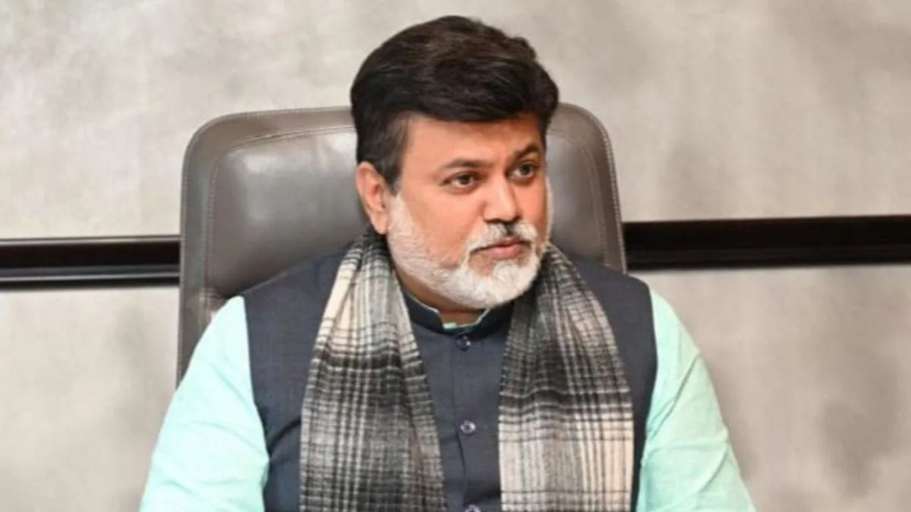 मोठी बातमी ! उदय सामंत यांच्या हेलिकॉप्टरमध्ये तांत्रिक बिघाड, नेमकं काय घडलं? मोठी बातमी ! उदय सामंत यांच्या हेलिकॉप्टरमध्ये तांत्रिक बिघाड, नेमकं काय घडलं?