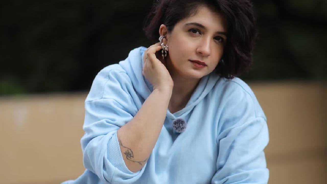 स्नेहलताने आकाशी रंगाचा स्वेट टी-शर्ट आणि डेनिम जीन्स परिधान करून वेगवेगळ्या लुकमधील हटके आणि सुंदर फोटो इन्स्टाग्रामवर शेअर केले आहेत.